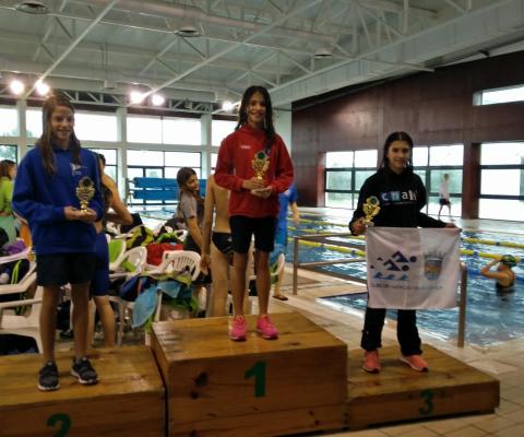 Nadadora Infantil Maria Marques a receber prémio de 3ª lugar
