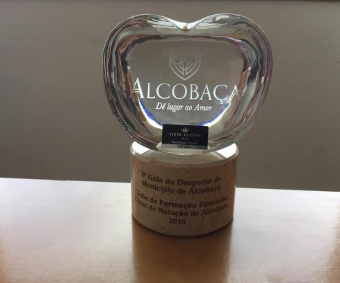 Prémio entregue à equipa feminina do Clube de Natação de Alcobaça pela subida à 2ª divisão