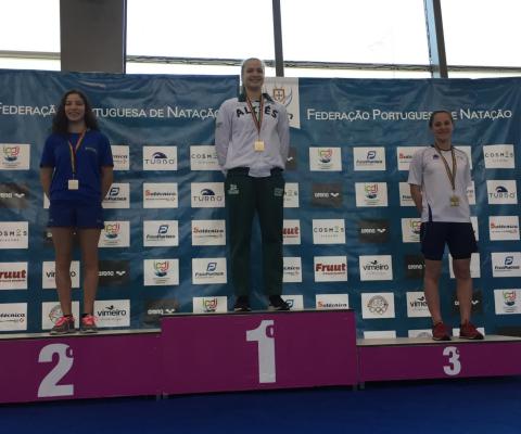 Inês Silva a receber a medalha de Bronze na prova de 50 metros Bruços