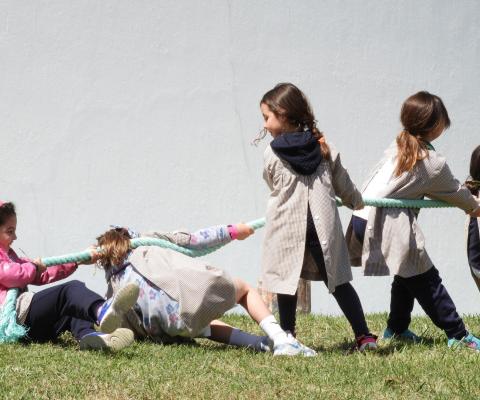 Alunos a jogar ao jogo da corda