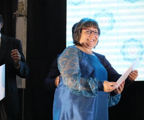Presidente Cidália Branco a receber diploma de certificação Portugal a nadar