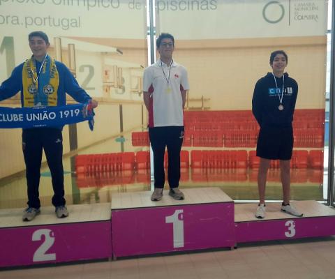 Atleta Vasco Oliveira a receber a medalha interdistrital de 3º lugar